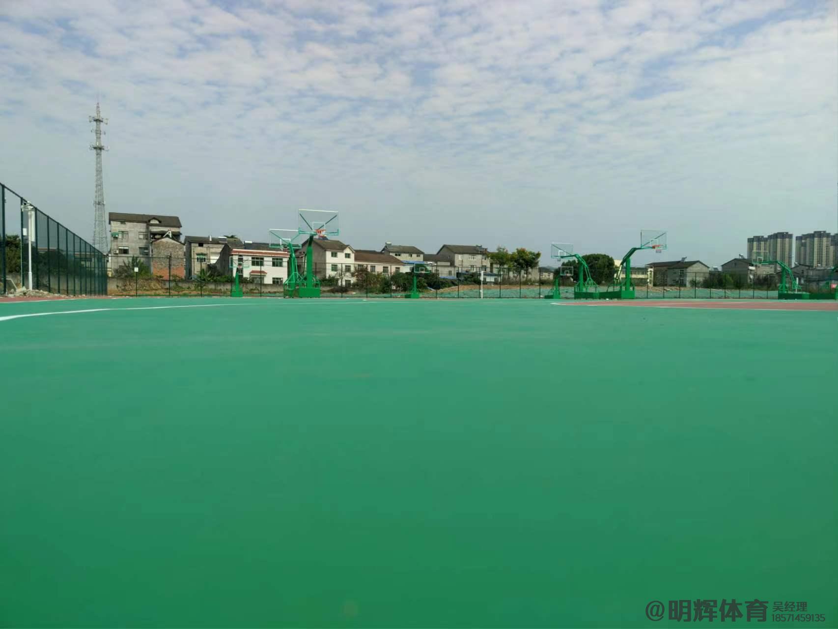 桑日硬地丙烯酸球场的优缺点